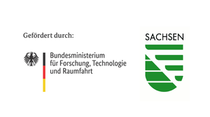 Logo des Bundesministeriums für Forschung, Technologie und Raumfahrt, links vom Schriftzug wird der Bundesadler und das Balkenelement dargestellt. Landessignet des Freistaates Sachsen: Der Schriftzug „Sachsen“ in schwarz.