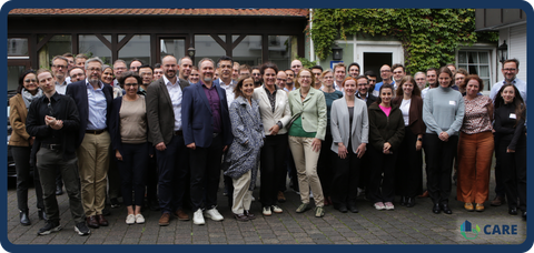 Gruppenfoto mit vielen Verschiedenen Menschen vor einem Fachwerkhaus