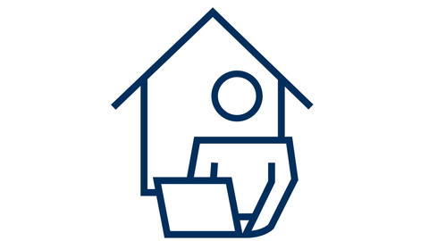 Im Hintegrund ein Haus und vorne ein Mensch mit Laptop