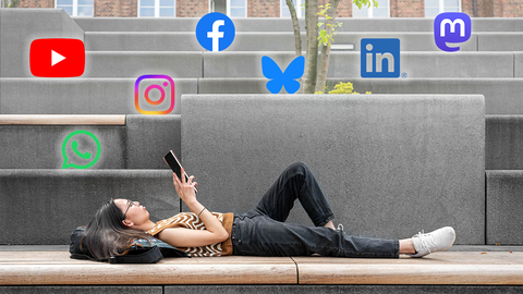 Foto einer Frau, die mit einem Tablet in der Hand, auf einer Bank liegt. Über ihr sind Icons bekannter Social-Media-Plattformen eingeblendet.